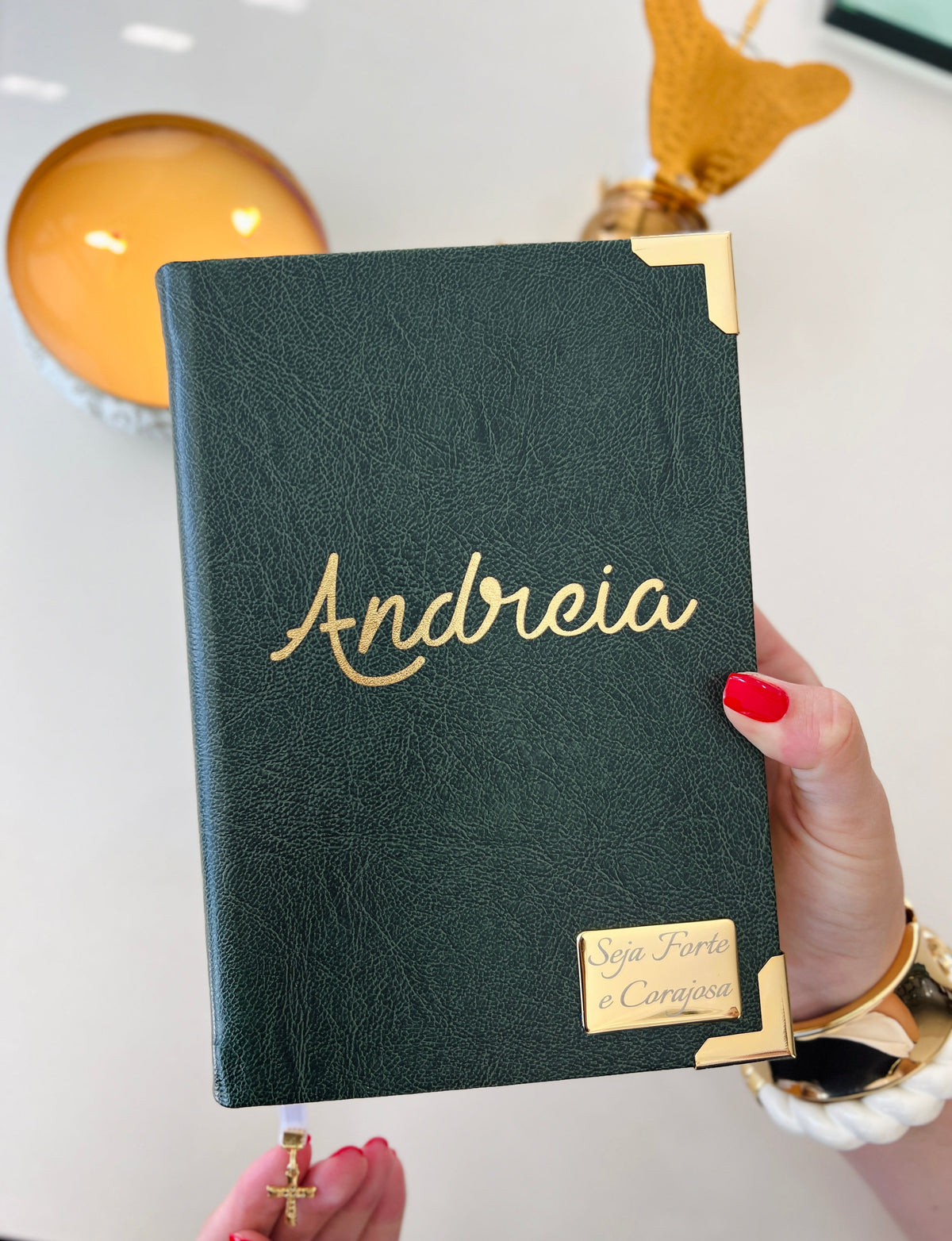 Combo Bíblia Courino Oliva com Nome Vazado em Dourado + Cartela de índices Dourada+ Placa Média Dourada