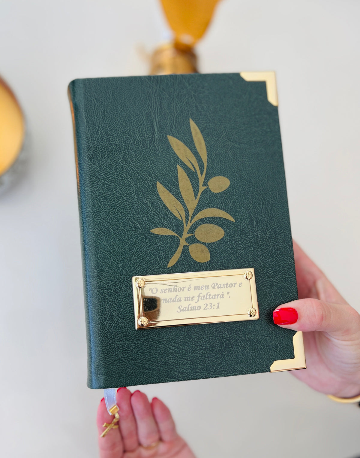 Combo Bíblia Courino Oliva com Oliveira Dourada gravada + Cartela de índices Dourada+ Placa Grande Dourada